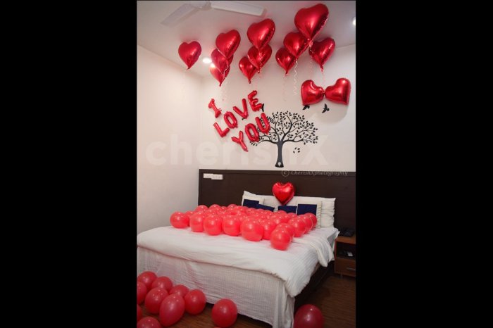 How to decorate bedroom with love symbol balloons