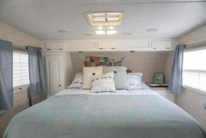 How to decorate a fifht wheel bedroom