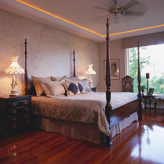 How to decorate a bedroom with wooden floors