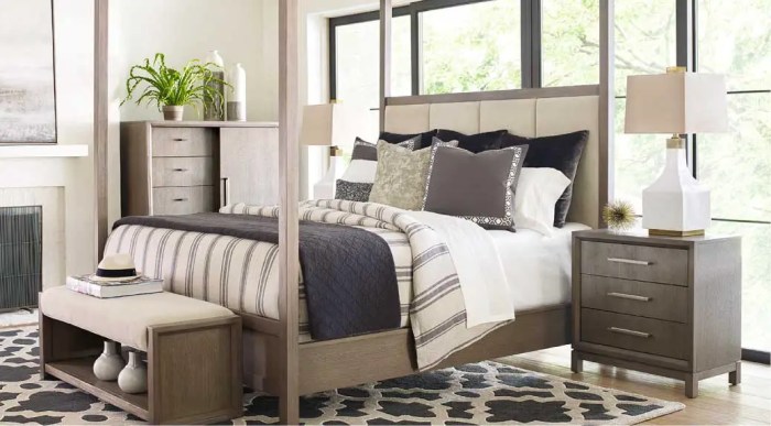 How to decorate a bench in bedroom