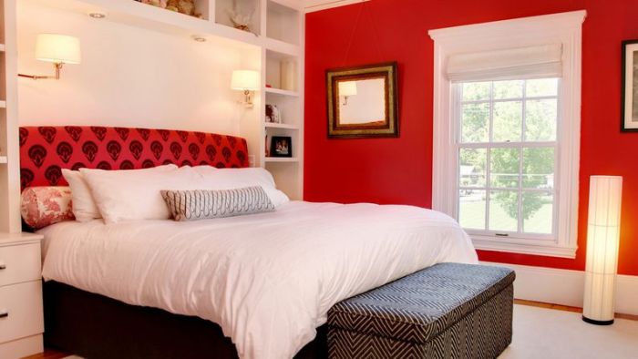 How to decorate a bedroom with red walls