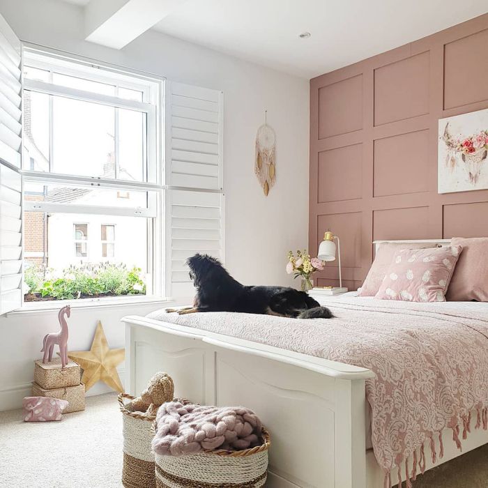 How to decorate a bedroom with pink walls