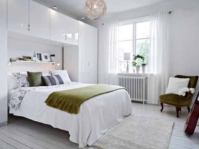 How to decorate a white bedroom wall