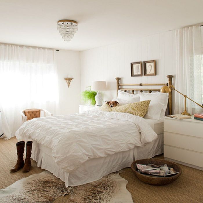 How to decorate a white bedroom wall