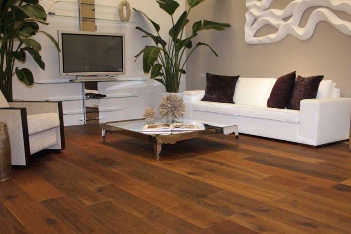 How to decorate hardwood floors living room